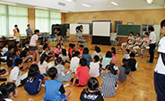 小学校での課外授業©GTA